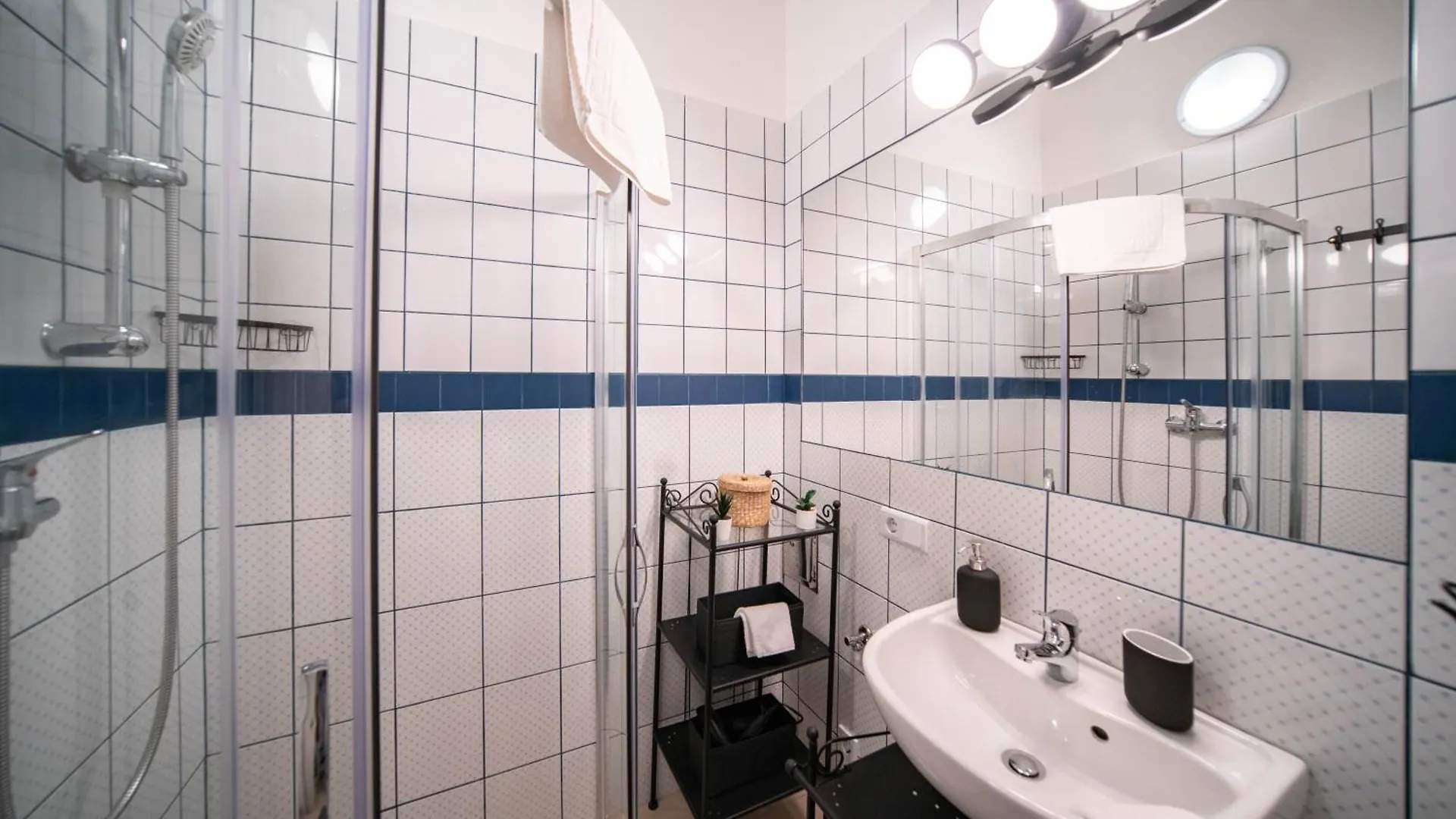 Free Parking Charlie'S Residence - 2Sep Room, Ac, Fast Wifi, Tv 부다페스트